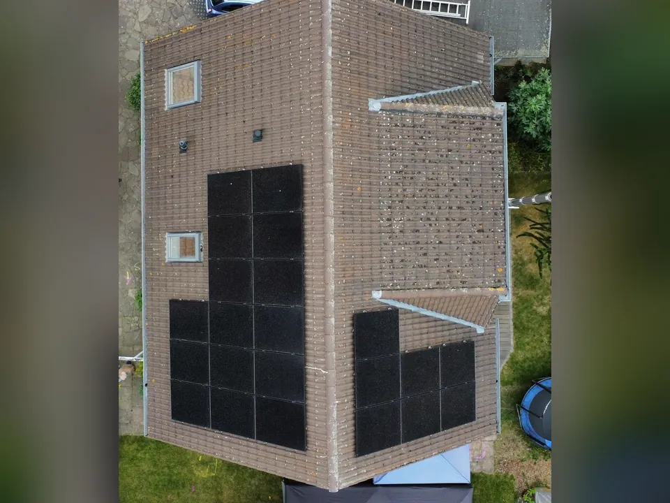 PV-Anlagen: Module auf beiden Seiten des Daches