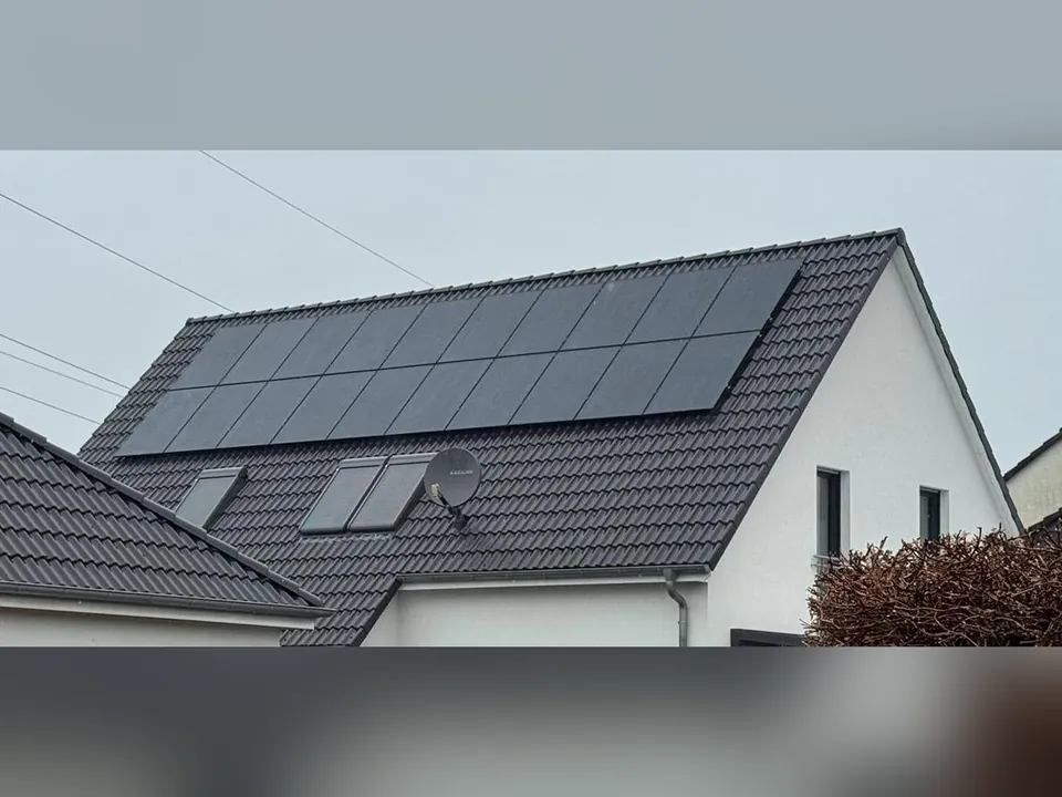 PV-Anlagen: Modulreihen über den Dachfenstern