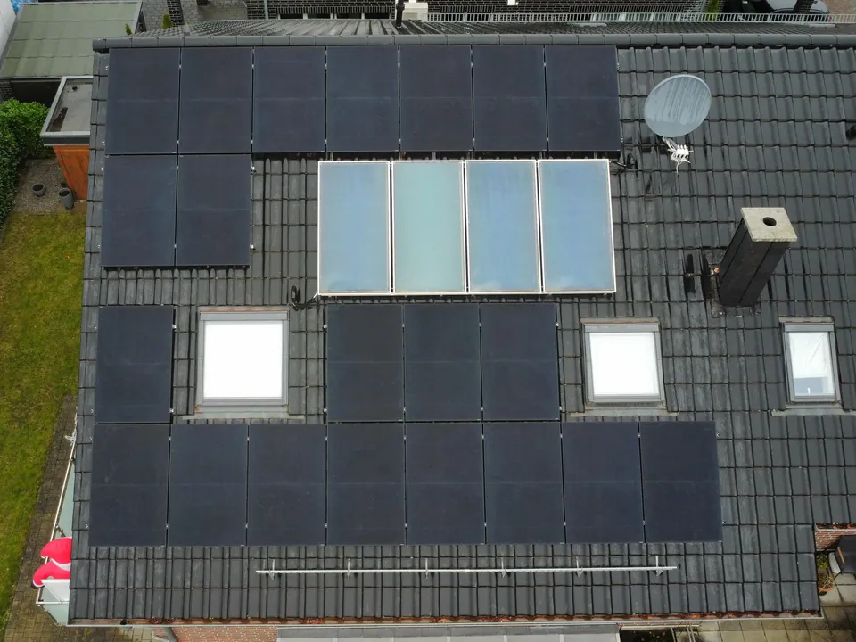 PV-Anlagen: Module um Dachfenster und Lichtband