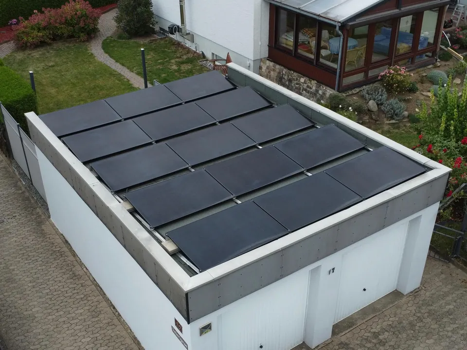PV-Anlagen: Flachdach einer Doppelgarage
