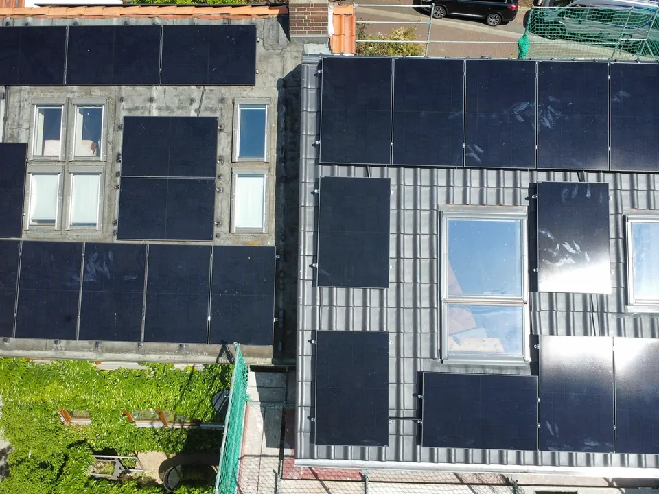 PV-Anlagen: Module zwischen Gauben und Fenstern verteilt