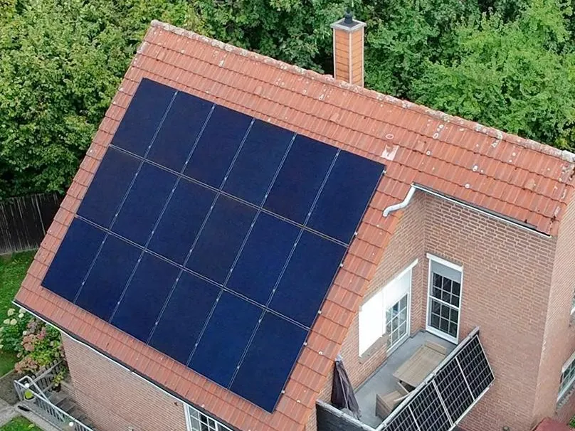 PV-Anlagen: Volle Dachseite über dem Klinkerhaus