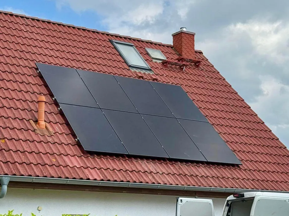 Kompaktes Solarmodulfeld auf einem roten Ziegeldach