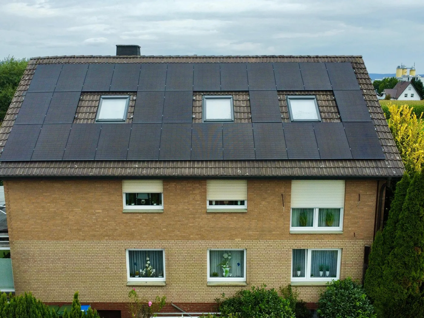 Einfamilienhaus von oben: Satteldach mit drei Gauben, Solarmodule über die ganze Fläche
