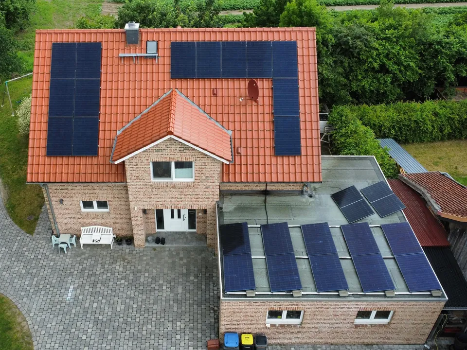 PV-Anlagen: Satteldach und Flachdach des Anbaus belegt