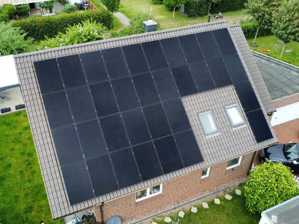 Klinkerhaus mit Garten, Solarmodule rund um die Dachfenster verlegt