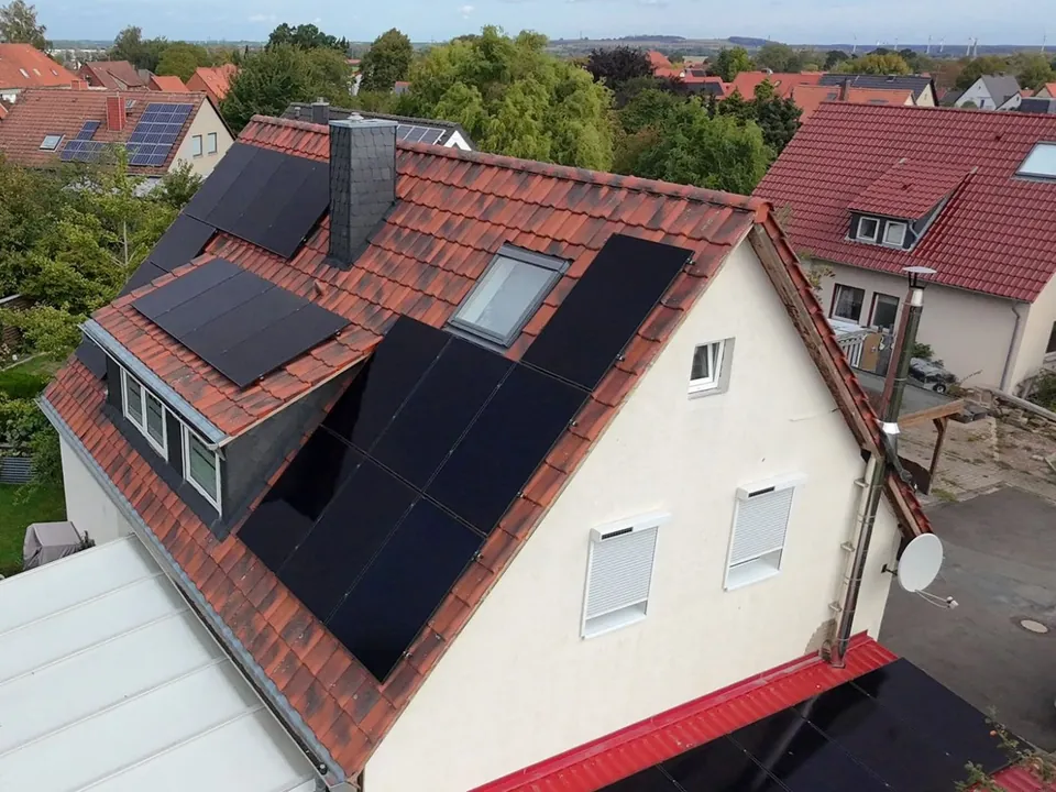PV-Anlagen: Module neben Gaube und Kamin
