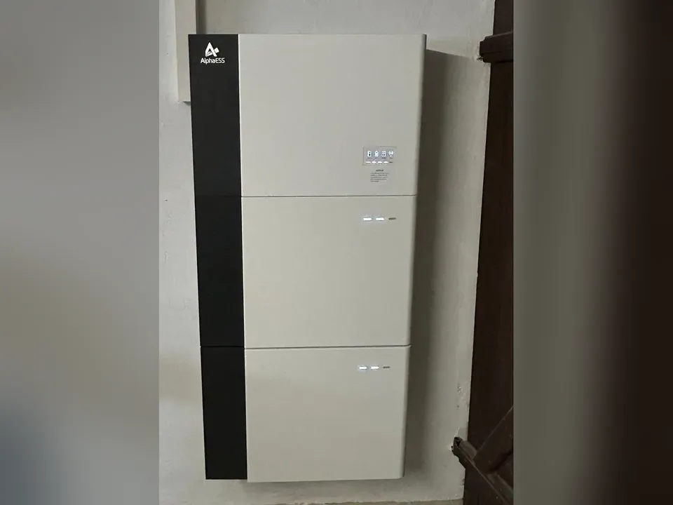 Stromspeicher: Speicher platzsparend an der Wand