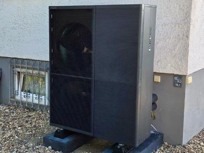 Wärmepumpen: Außengerät auf Sockel direkt am Haus