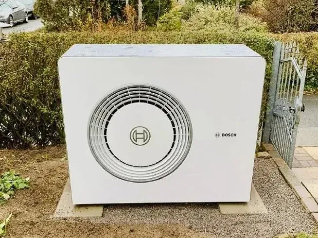 Wärmepumpen: Außengerät frei im Garten