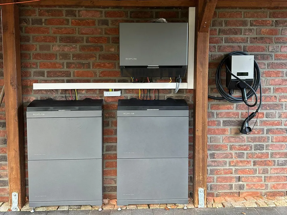 Stromspeicher: Zwei Speicher und Wechselrichter unter dem Carport